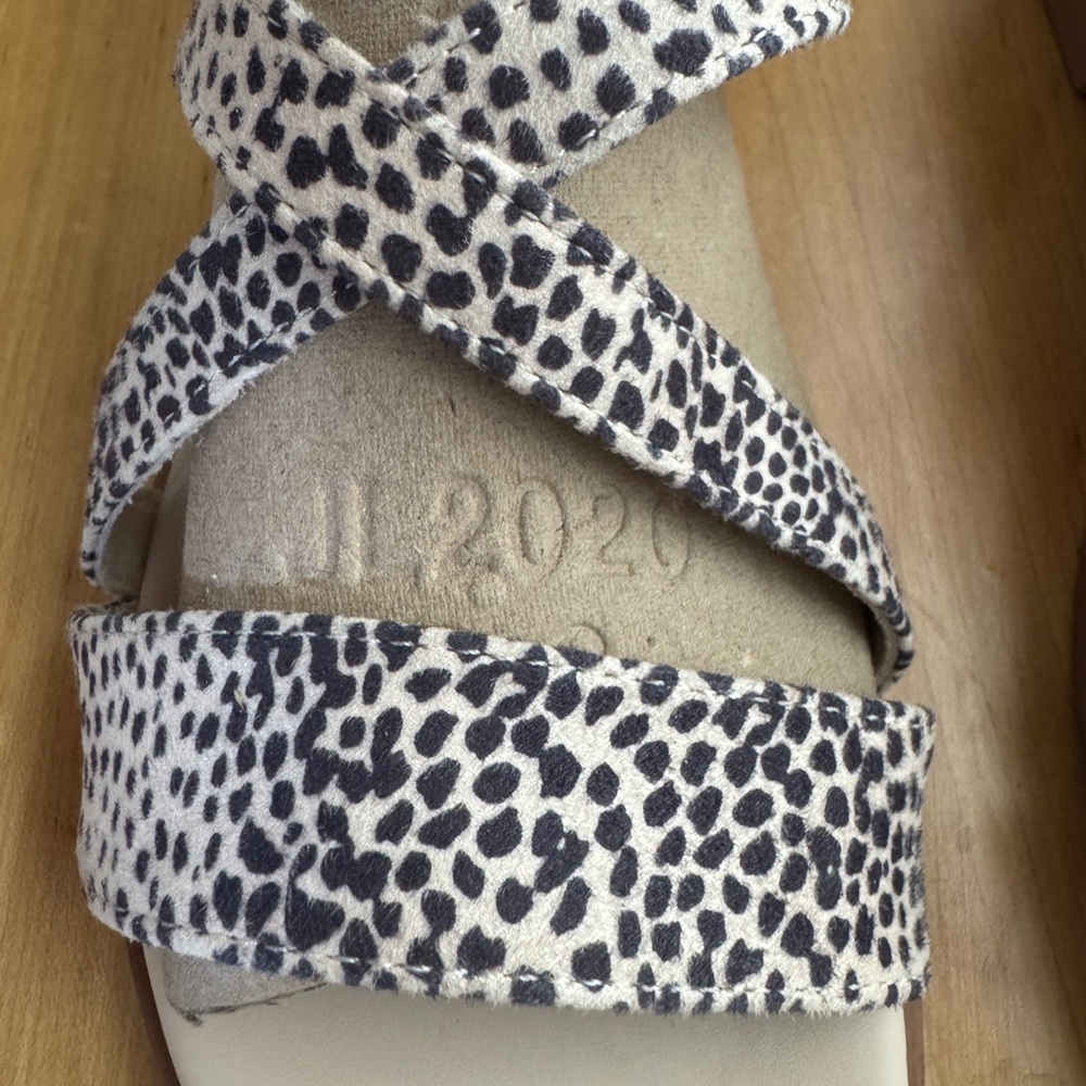TOMS Print Strappy Sandals 8.5 W with buckle Like New - Picture 4 of 8